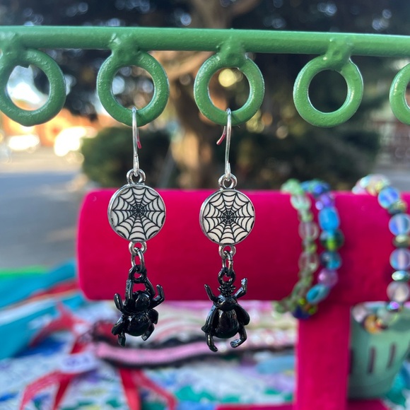 🕸️🕷️Spooky Spider Earrings🕷️🕸️ - Picture 2 of 3